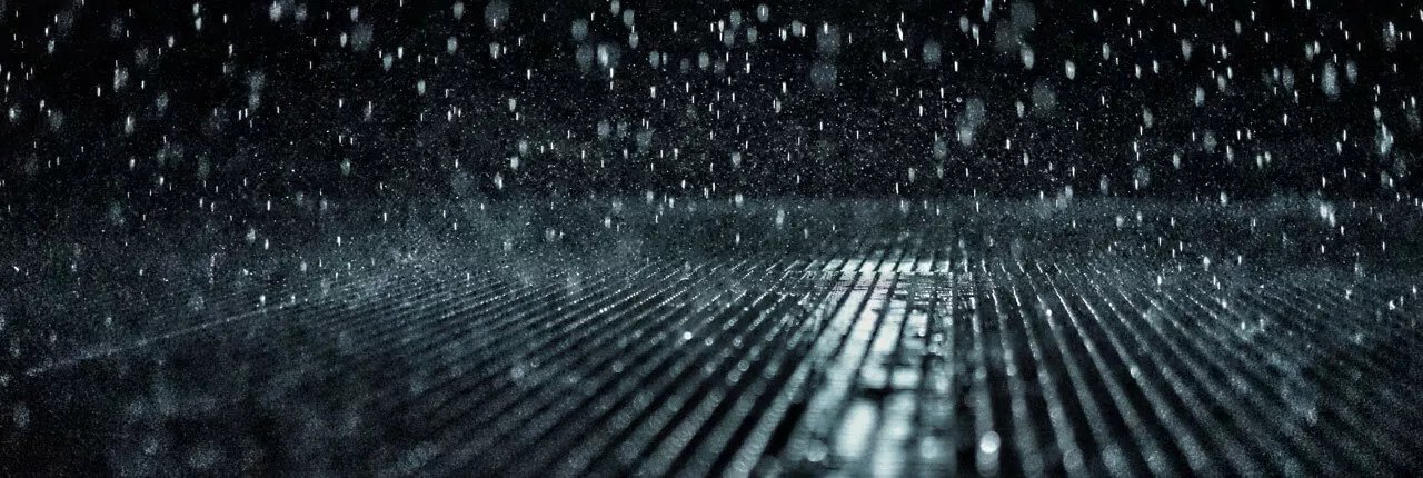A fémlemeztetők hangjáról esőben és szélben