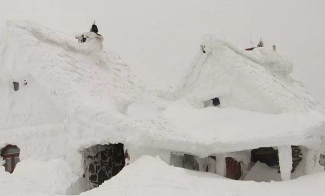 Hóterhelés a tetőkön: Mennyi havat bír el egy tető?