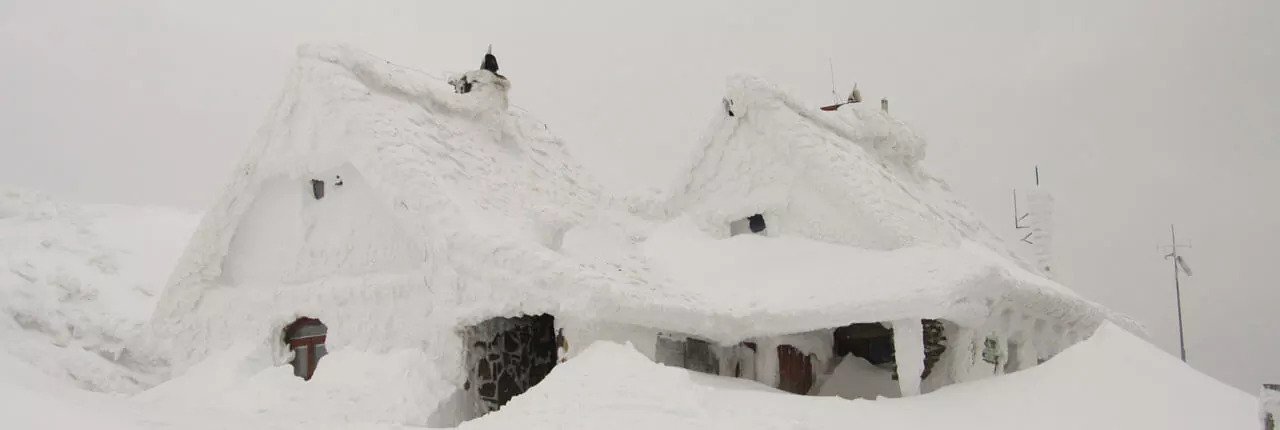 Hóterhelés a tetőkön: Mennyi havat bír el egy tető?
