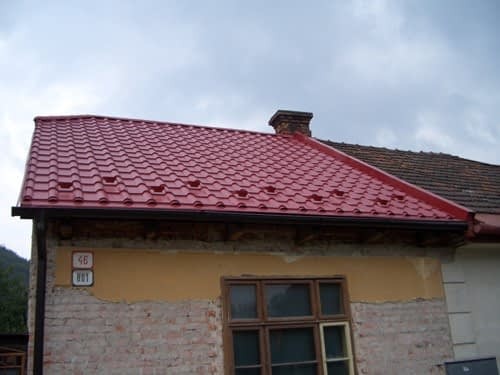 Hogyan lehet újjáépíteni egy régi ház tetejét?